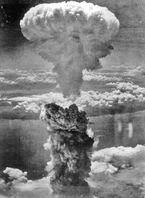  Mushroom cloud rises over Nagasaki 