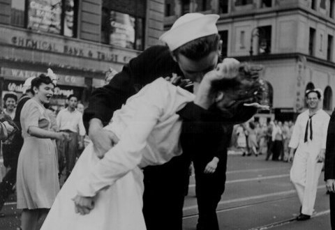  The famous kiss in Times Square 